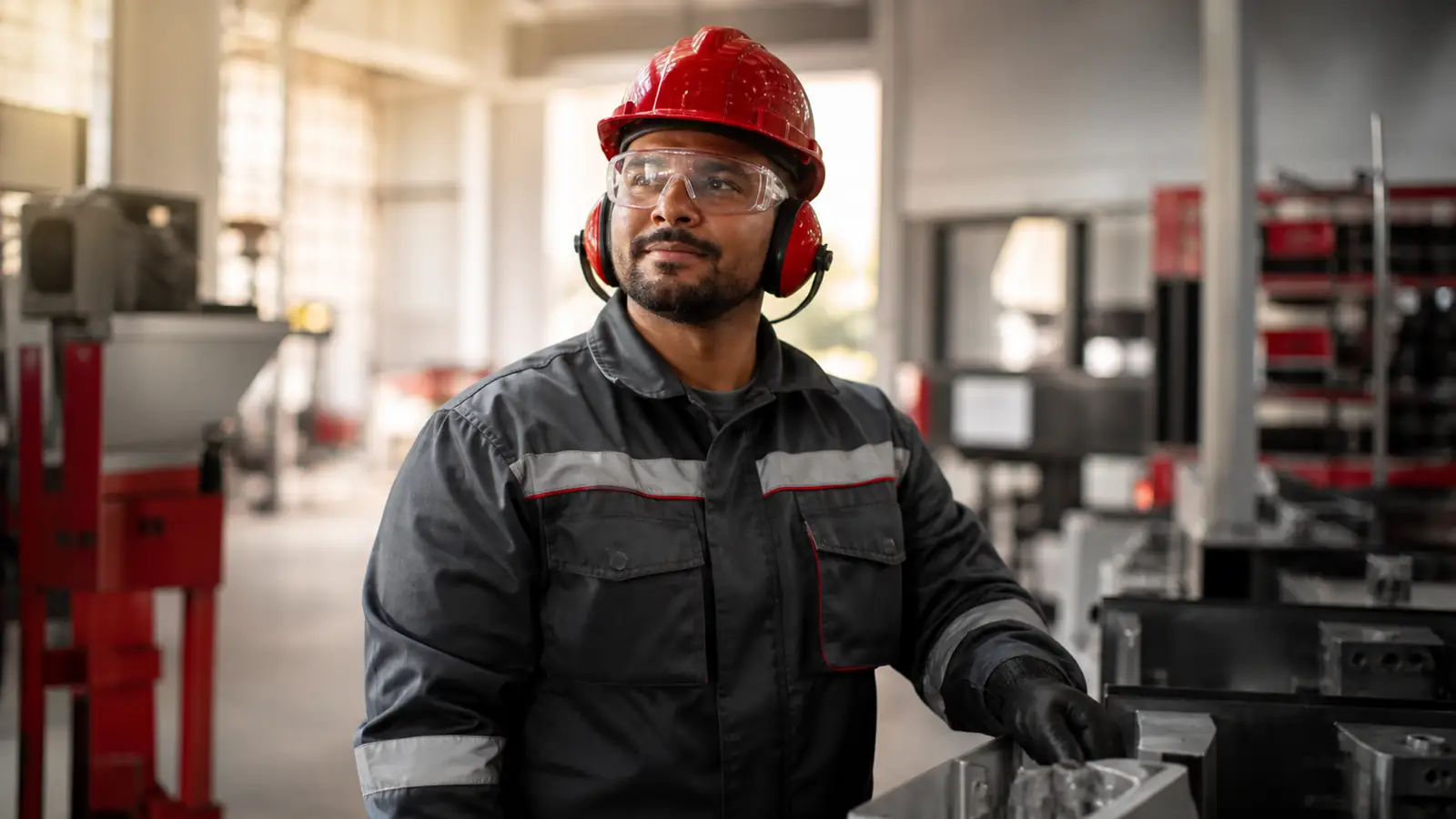 Trabalhador usa equipamentos de proteção em um ambiente profissional seguro.